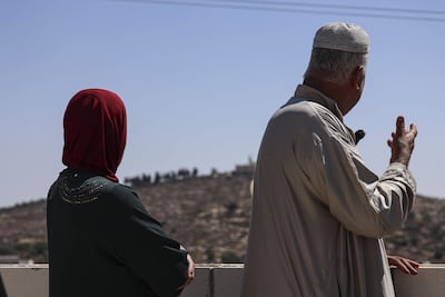 Mahmud Tubasi, 60 años, junto a su esposa Aida, ambos expulsados de su vivienda por colonos israelíes que incendiaron en abril las casas en las que vivían ellos, sus hijos y sus nietos. Dos semanas después levantaron una tienda de campaña a 120 metros de distancia y a finales de julio, se quedaron con las viviendas. Los soldados israelíes declararon el área una 'zona militar cerrada' y hoy son ellos quienes las ocupan. EFE/Magda Gibelli
