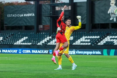El delantero Elvio Vera celebra con el portero Víctor Rojas tras anotar el último penal de la tanda y certificar la clasificación de Libertad. (Foto: @CopaParaguayAPF)