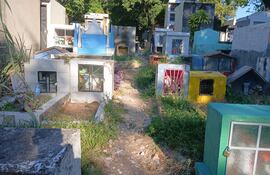Este es el panorama de dejadez que presentan todos los sectores del Cementerio del Sur. A eso se le suman los panteones en mal estado.