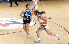 La experimentada Marta Peralta, goleadora del partido (16 puntos), avanza contra la marca de la uruguaya Florencia Niski, en el juego que ganó Paraguay.