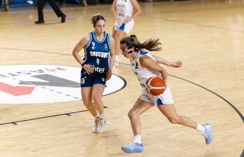 La experimentada Marta Peralta, goleadora del partido (16 puntos), avanza contra la marca de la uruguaya Florencia Niski, en el juego que ganó Paraguay.
