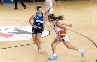 La experimentada Marta Peralta, goleadora del partido (16 puntos), avanza contra la marca de la uruguaya Florencia Niski, en el juego que ganó Paraguay.