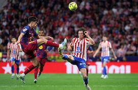 El defensa español del Barcelona, Pau Cubarsi (izq.), y el delantero español del Atlético de Madrid, Omar Janneh, disputan el balón durante el partido de la liga española entre el Club Atlético de Madrid y el FC Barcelona en el Estadio Metropolitano de Madrid el 4 de abril de 2026. (Foto de Pierre-Philippe MARCOU / AFP)