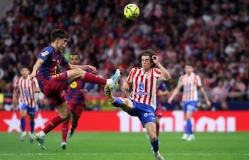 El defensa español del Barcelona, Pau Cubarsi (izq.), y el delantero español del Atlético de Madrid, Omar Janneh, disputan el balón durante el partido de la liga española entre el Club Atlético de Madrid y el FC Barcelona en el Estadio Metropolitano de Madrid el 4 de abril de 2026. (Foto de Pierre-Philippe MARCOU / AFP)