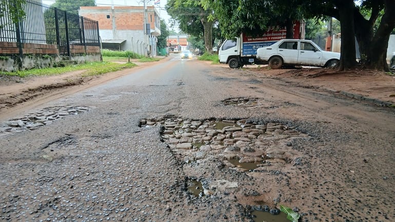La calle Moises Bertoni que cruza la calle Victorio Curiel se encuentra en pésimas condiciones. La calle es una alternativa que une la Avda. Manuel Ortiz Guerrero con Avelino Martínez a través de la calle Prat Gill.
