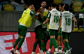 Ramón Sosa (19) se acerca para celebrar con sus compañero el gol de Vitor Roque, el segundo para el Palmeiras.