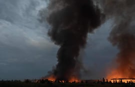 Una columna de humo luego de un bombardeo ruso contra las afueras de Kiev, Ucrania, el pasado miércoles.