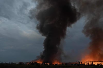 Una columna de humo luego de un bombardeo ruso contra las afueras de Kiev, Ucrania, el pasado miércoles.