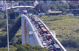 Miles de personas circulan todos los días por el Puente de la Amistad.