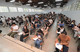 Examen de postulantes para acceder a las Becas del Gobierno, en la Facultad de Ingeniería de la UNA (FIUNA), una de las sedes donde se tomaron las pruebas.