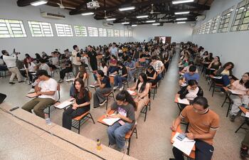 Examen de postulantes para acceder a las Becas del Gobierno, en la Facultad de Ingeniería de la UNA (FIUNA), una de las sedes donde se tomaron las pruebas.