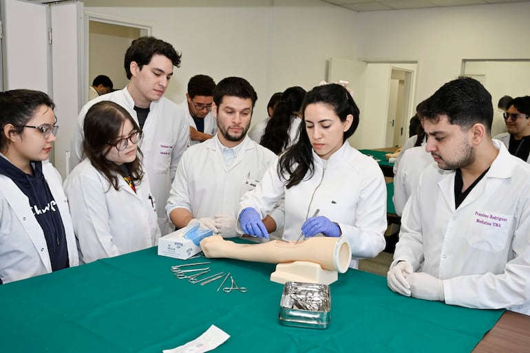 La simulación clínica permite perfeccionar procedimientos, reducir errores y mejorar la seguridad de la atención médica.