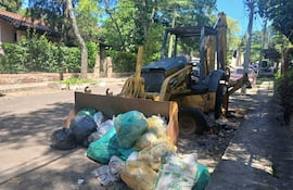 En la intersección de las calles 14 de Mayo y Colón, a solo 100 metros de la Municipalidad se observa un tractor que acumula residuos desde hace días.