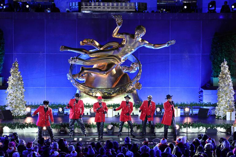 l grupo estadounidense de R&B New Edition se presenta durante el encendido del Árbol de Navidad del Rockefeller Center, en Nueva York,