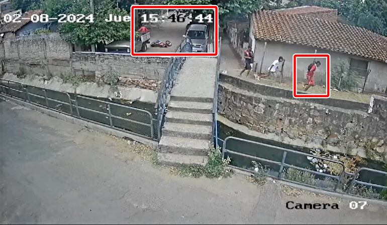 En recuadro grande el conductor de Bolt asaltado, con su motocicleta en el piso, y en recuadro pequeño el que sería el ahora arrestado José David Vera Céspedes, huyendo con sus cómplices.