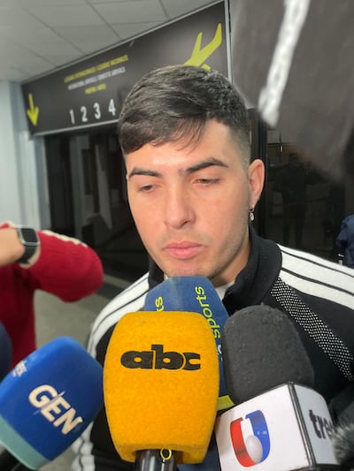 Ignacio Santiago Aliseda (25 años), abordado por los medios de comunicación en su llegada al Aeropuerto Internacional Silvio Pettirossi.