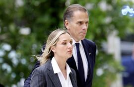 Hunter Biden, hijo del presidente estadounidense Joe Biden, acompañado por su esposa Melissa Cohen Biden, regresa a la corte en el edificio federal J. Caleb Boggs en Wilmington, Delaware.