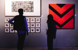 A la izquierda obras de Ordúval Zarratea y a la derecha, de Bettina Brizuela, durante la Feria Oxígeno en su edición 2021.