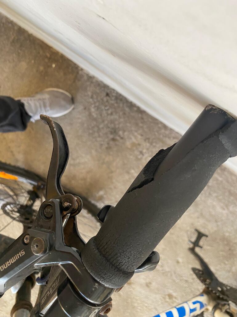 Ciclista cayó en un bache de la bicisenda de la calle Iturbe de Asunción, y quedó con heridas y la bicicleta dañada.