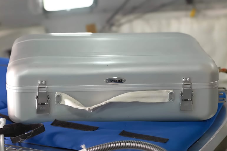 Fotografía cedida por la NASA que muestra un calentador de alimentos de los astronautas de la misión lunar Artemis II. Un bote de Nutella, que se escapó y flotó dentro de la nave Orión en plena trasmisión, y demostraciones de qué comen los astronautas y cómo preparan sus comidas se han convertido en momentos icónicos de la misión lunar Artemis II, que este martes comenzó el proceso de retorno a la Tierra.
