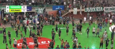 Una verdadera batalla campal se registró al terminar el clásico del salinismo disputado en Ciudad del Este.