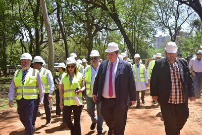 De izq. a der.: El titular del IPS, Jorge Brítez, la fiscal Soledad Machuca, el senador cartista Gustavo Leite, el presidente cartista de la comisión garrote, Dionisio Amarilla y el diputado aliado cartista Jatar "Oso" Fernández, esta mañana en un recorrido por el predio de IPS.