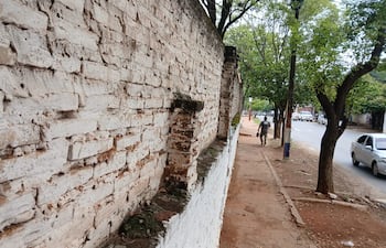 Muralla de la Escuela Mauricio José Troche presenta grietas y está en riesgo de derrumbe