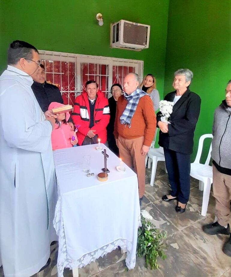 Los esposos Ireneo Ramón “Poicho” González y de Petrona Morel Acosta, unen sus vidas en el sacramento del matrimonio religioso.