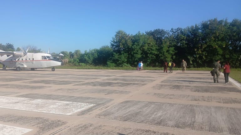 Grupo de personas se prepararan par abordar el aviòn militar en Fuerte Olimpo