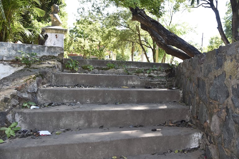 Hasta en la escalera de la histórica plaza se nota el abandono.