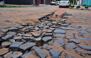 La calle Juan Díaz de Solís, en su intersección con Teniente Celestino Prieto, quedó en pésimo estado, tras el cambio de cañerías de la Essap.