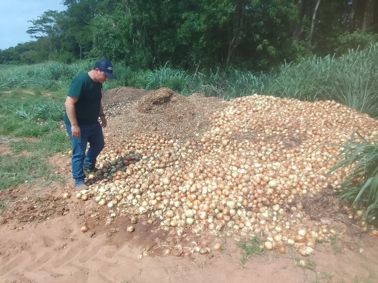 El productor Augusto Coronel muestra uno de los lugares donde fueron tiradas gran cantidad de cebolla destruidas por la falta de mercado