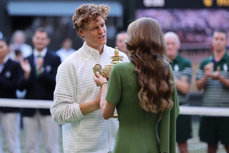 La princesa de Gales entrega el trofeo de individuales masculinos al italiano Jannik Sinner tras su victoria sobre el alemán Alexander Zverev en la final de individuales masculinos, disputada en la última jornada del Campeonato de Wimbledon 2026. (Henry NICHOLLS / AFP) 