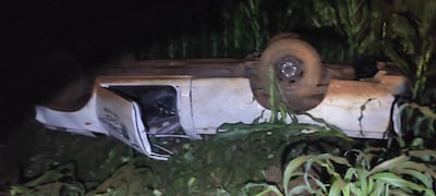 La camioneta terminó volcando a un costado del camino rural tras embestir contra la motocicleta.