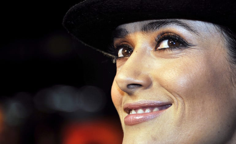 Salma Hayek, quien presta su voz a uno de los personajes principales de la película, posa en la alfombra roja durante el estreno en el Reino Unido de "El Gato con Botas" en Leicester Square, Londres, el 24 de noviembre de 2011. (EFE/EPA/ANDY RAIN)