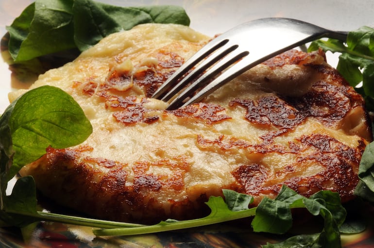 Cómo hacer un sándwich “invertido” con queso, imagen ilustrativa.