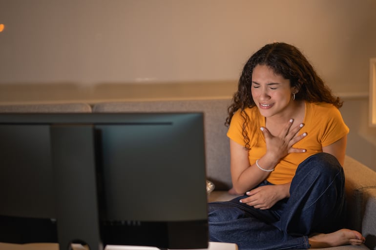 Mujer mirando una película romántica.