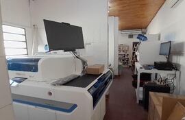 El Hospital Regional de Pilar recibió nuevos y modernos equipos de laboratorios de analisis clinicos.