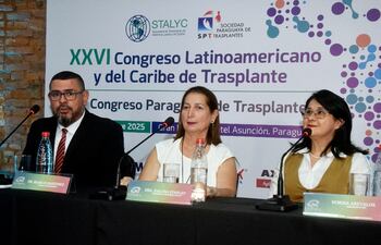 Dr. Marcos Martínez, Dra. Idalina Stanley y Norma Arévalos.