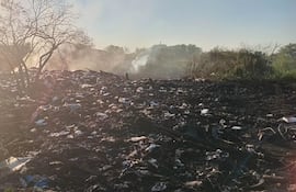 Pobladores de zona de la Costanera Sur temen que el fuego se reavive en el vertedero clandestino incendiado ayer.
