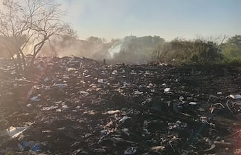 Pobladores de zona de la Costanera Sur temen que el fuego se reavive en el vertedero clandestino incendiado ayer.