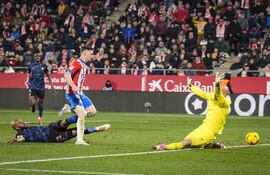 GIRONA, 21/01/2024.-El delantero ucraniano del Girona Gazzaniga marca su gol ante el Sevilla, cuarto del equipo, durante el partido correspondiente a la jornada 21 de LaLiga que enfrenta este domingo al Girona y al Sevilla en el estadio de Montilivi.EFE/ David Borrat.