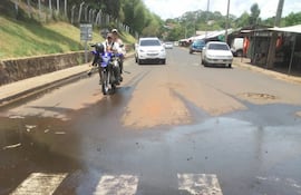 Sobre un camino lateral de la Feria Municipal una gran pérdida en el sistema de distribución de la ESSAP tira a la calle toneladas de agua potable, con el consiguiente perjuicio para la aguatera estatal.