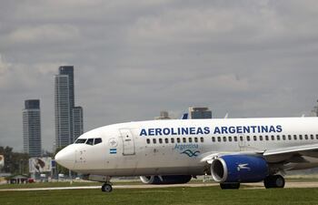 Un avión de Aerolíneas Argentinas antes de decolar en el Aeroparque en Buenos Aires (Argentina).