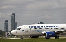 Un avión de Aerolíneas Argentinas antes de decolar en el Aeroparque en Buenos Aires (Argentina).