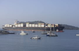 Un buque transita por el Canal de Panamá este miércoles, en Ciudad de Panamá (Panamá).