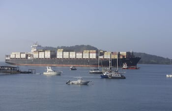 ARCHIVO - Un buque transita por el Canal de Panamá