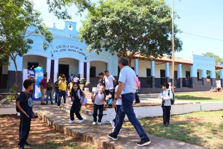 Gobernador Denis Lichi recorriendo la escuela Teniente José María Fariña de Caacupé.