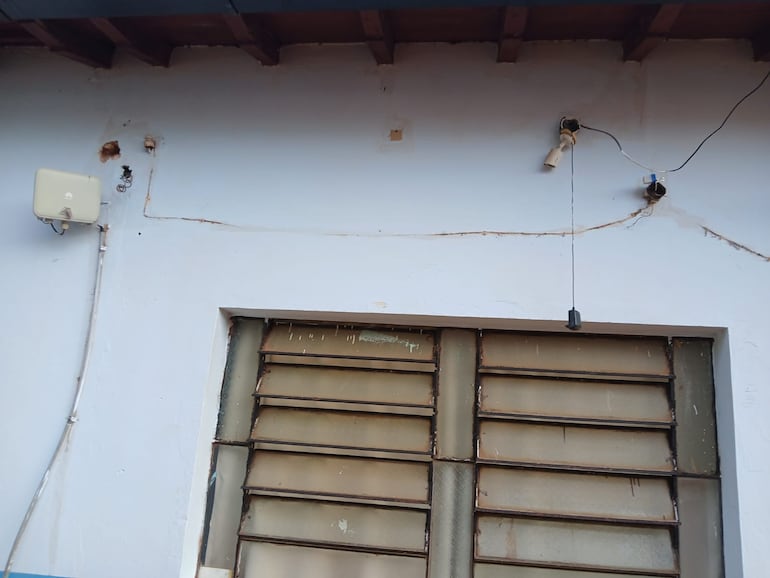 En total se llevaron 15 focos y parte del cableado eléctrico de la escuela.