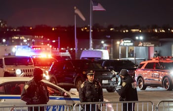 Integrantes del Departamento de Policía de Nueva York custodian una calle durante el traslado del presidente de Venezuela, Nicolás Maduro, este sábado en Nueva York (Estados Unidos). Maduro llegó a la ciudad de Nueva York en un helicóptero que aterrizó en un helipuerto a orillas del río Hudson, cerca de la calle 31, en el lado oeste de Manhattan, tras haber sido trasladado previamente en un avión militar a un aeropuerto del norte del estado.
EFE/ Ángel Colmenares